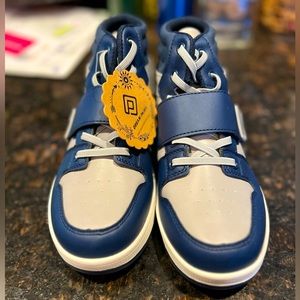 NWT Dream Pairs Kids Youth High Top Sneaker Shoe Basketball Size 4 Freestyle K